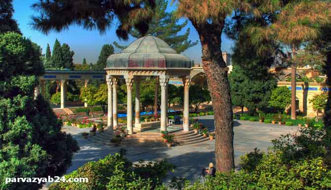  آرامگاه حافظ در شیراز